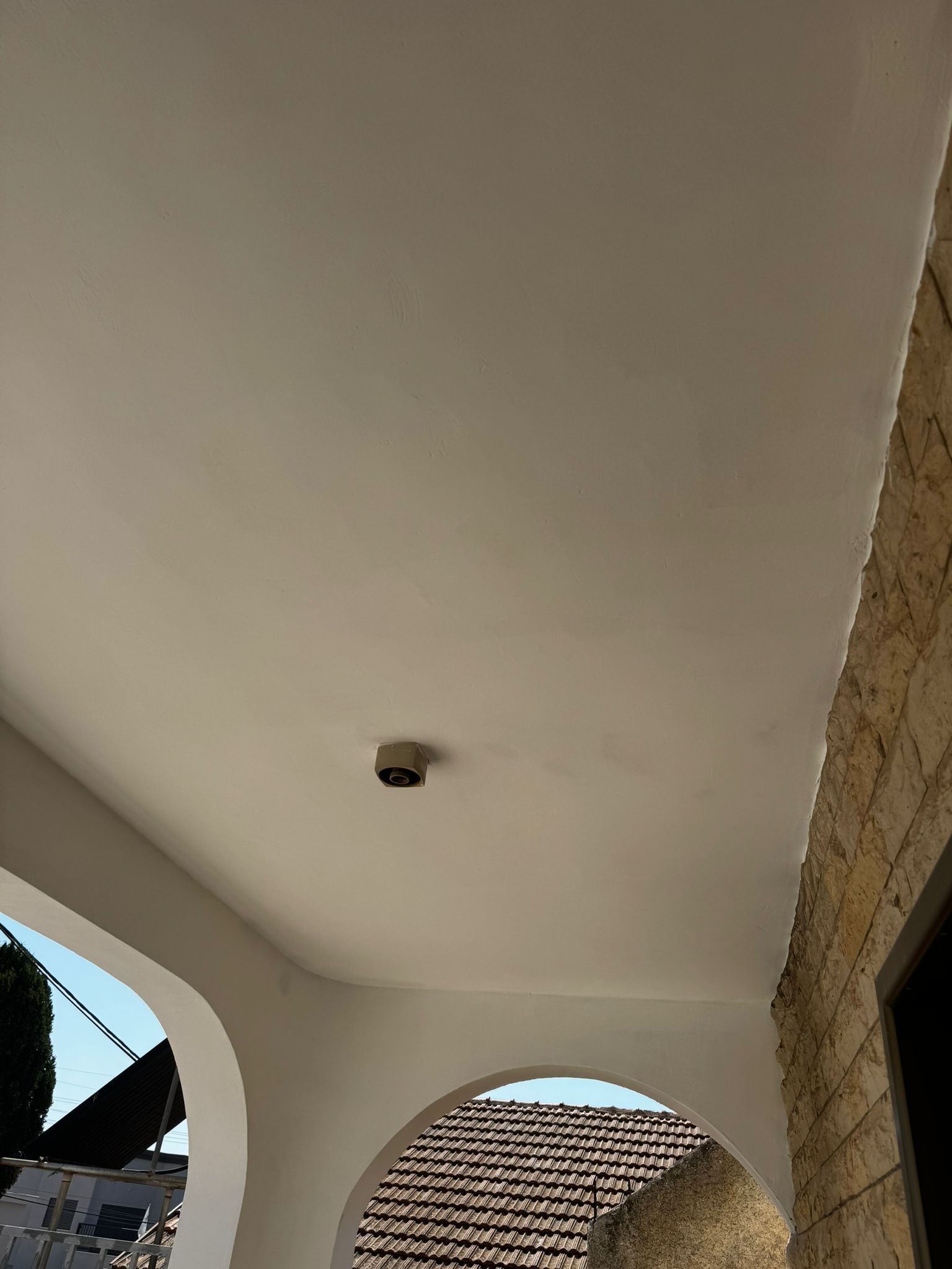 תיקון טיח  וצבע תקרת מרפסת לאחר רטיבות